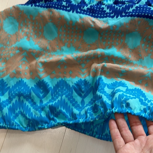 Trina Turk Peasant Blouse Size Medium with Elastic Waist and at Wrists - Picture 4 of 4